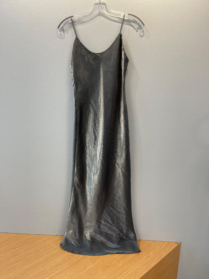 mica 4 Grey bias cut, shiny, sleeveless, v neck as is