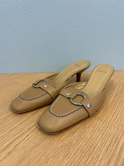 Coach 6 Tan leather kitten heel w/ gold buckle
