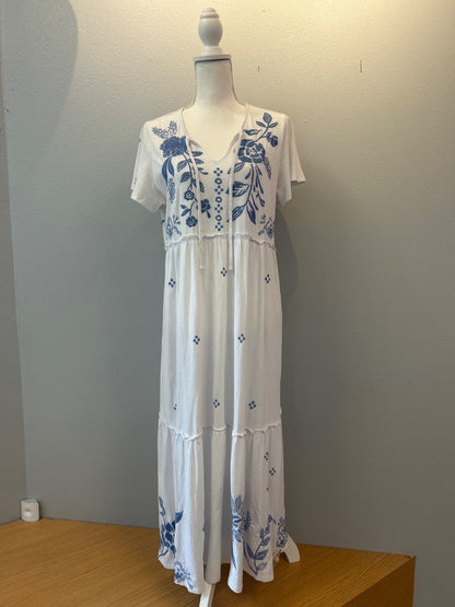 Johnny Was S White /blue embroidered SS Vcut maxi w/ ties