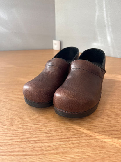 sanita 9.5 Brown Pebble leather danish clogs