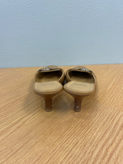 Coach 6 Tan leather kitten heel w/ gold buckle