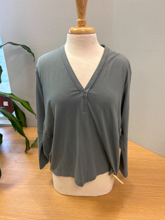 Lululemon M Gray vneck flowy LS