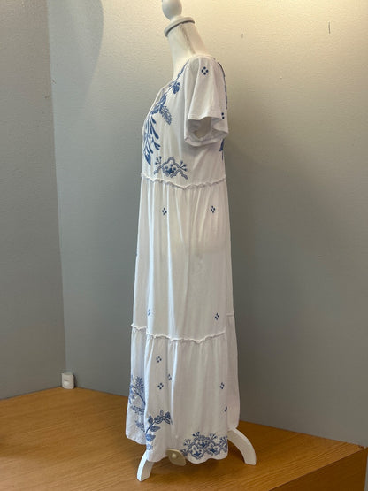 Johnny Was S White /blue embroidered SS Vcut maxi w/ ties