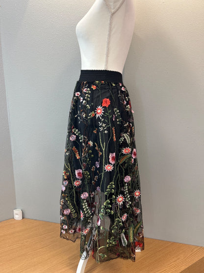 Aratta Silent Journey L Black floral embroiered meshskirt w/ mini underlay