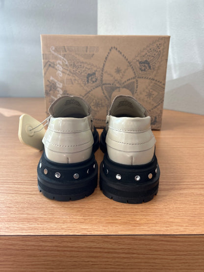 Free People 7.5 White Leather loafer w/ silver studs NWT/box