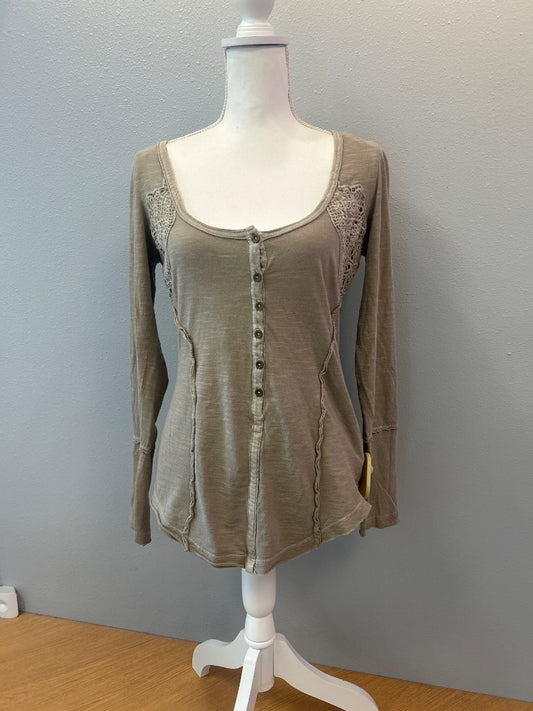 Free People M Tan Vcut LS w/ lace accents/seaming