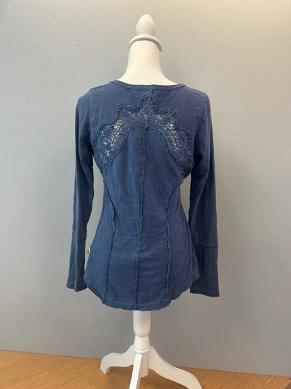 Free People M Blue Vcut LS w/ lace accents/seaming