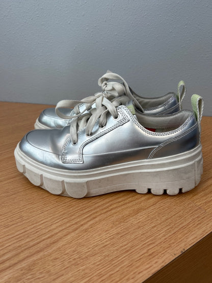 Sorel 9 Silver lace up sneaker w/ metallic coloring/WTE laces