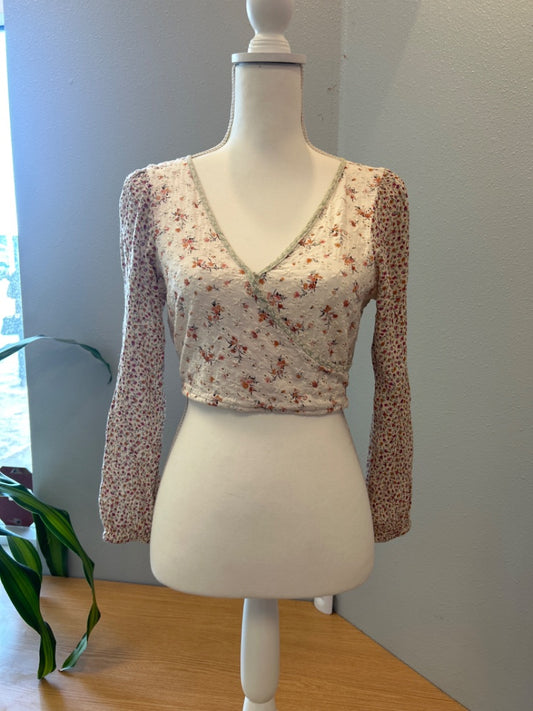 American Eagle XS white/green LS crop vcut flowers