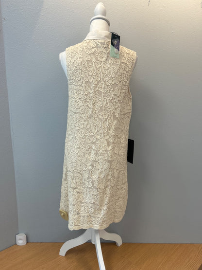 Tuckernuck M Cream Slvless crochet w/polo neck