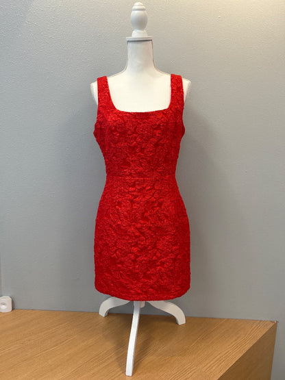 fore L Red SLvless Texture floral square neck