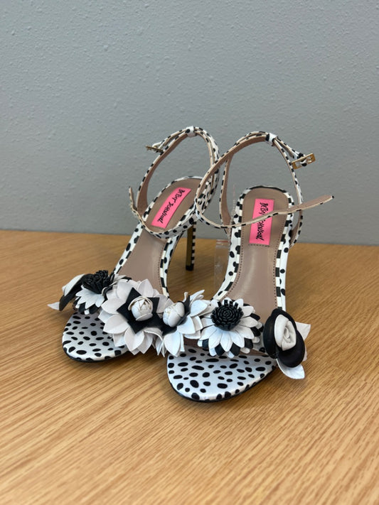 Betsey Johnson 6 White/Black high heel floers dots
