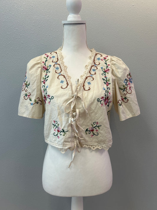 moon river S Cream tie front w/ crossstitch flowers cropped