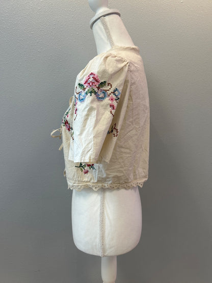 moon river S Cream tie front w/ crossstitch flowers cropped