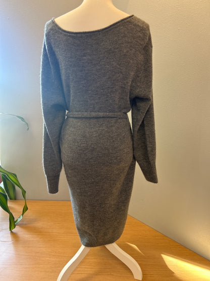 Mododoc M Gray Knit fuzzy LS midi w/ ucut neck/belt