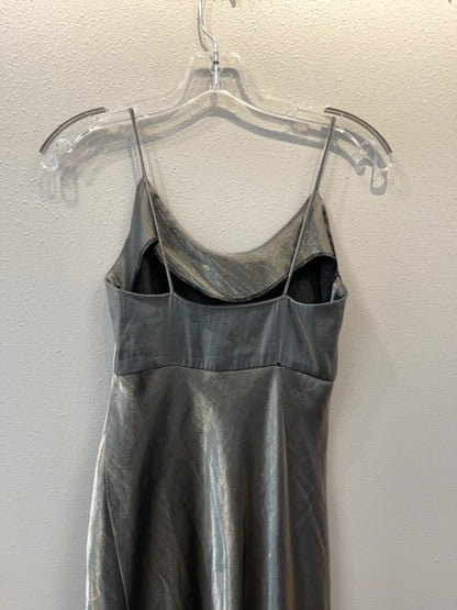 mica 4 Grey bias cut, shiny, sleeveless, v neck as is