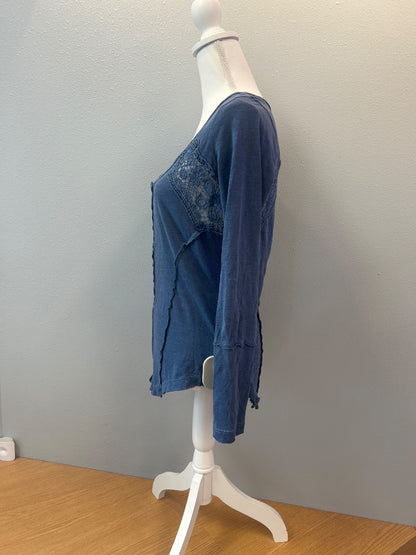 Free People M Blue Vcut LS w/ lace accents/seaming