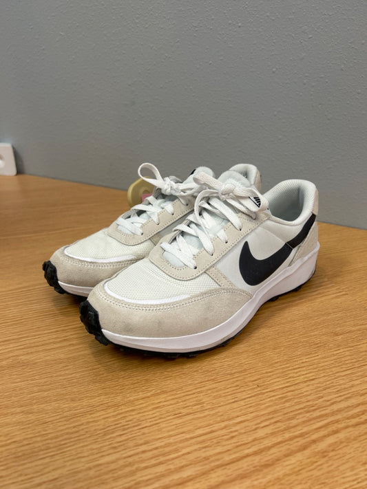 Nike 8.5 White suede trim lace up sneaker