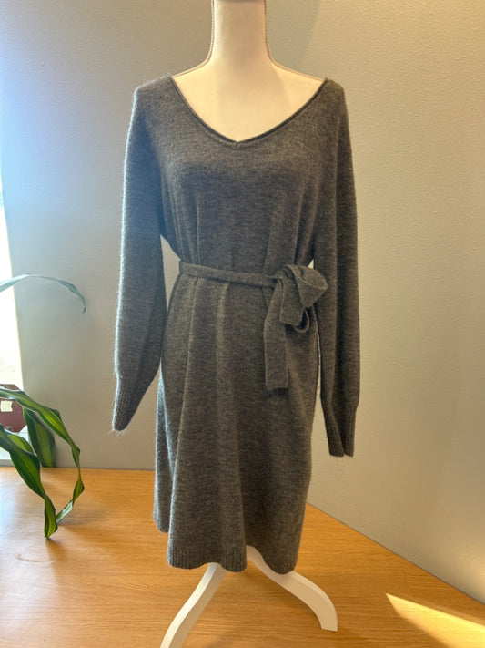 Mododoc M Gray Knit fuzzy LS midi w/ ucut neck/belt